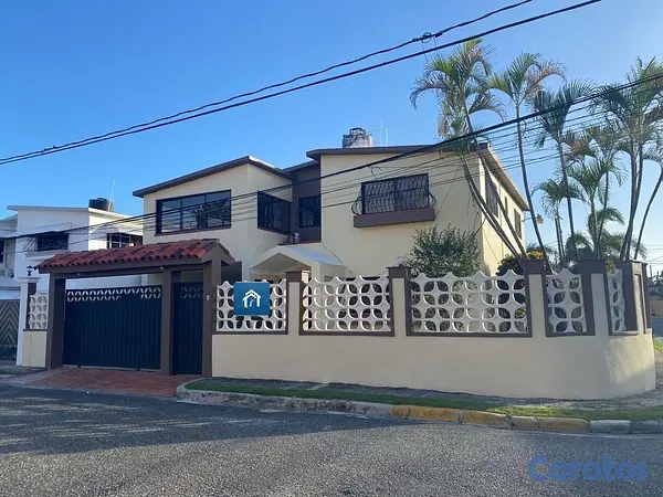casas - venta de casa con 300mts próximo a la avenida España Santo Domingo este  2