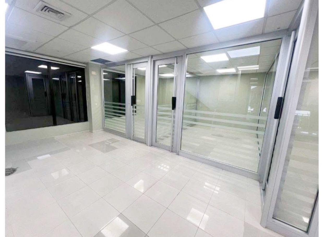 oficinas y locales comerciales - Local céntrico en Piantini 9