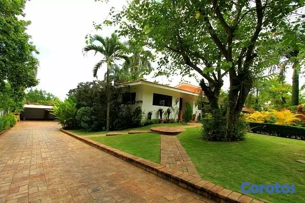 casas - venta de casa en cuesta hermosa con 5,038mts y piscina Distrito Nacional  9