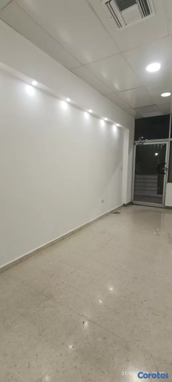 apartamentos - Plaza comercial excelente para Oficina o negocio, varios parqueos, 130 mts . 10