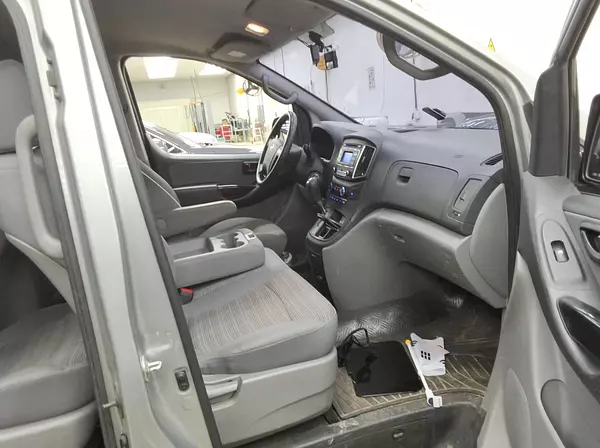 jeepetas y camionetas - HYUNDAI GRAND STAREX 2019 GRIS DIESEL 8