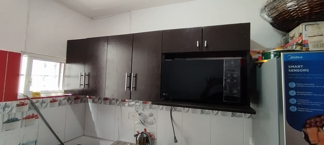 muebles y colchones - Gabinete pequeño con espacio para microonda 