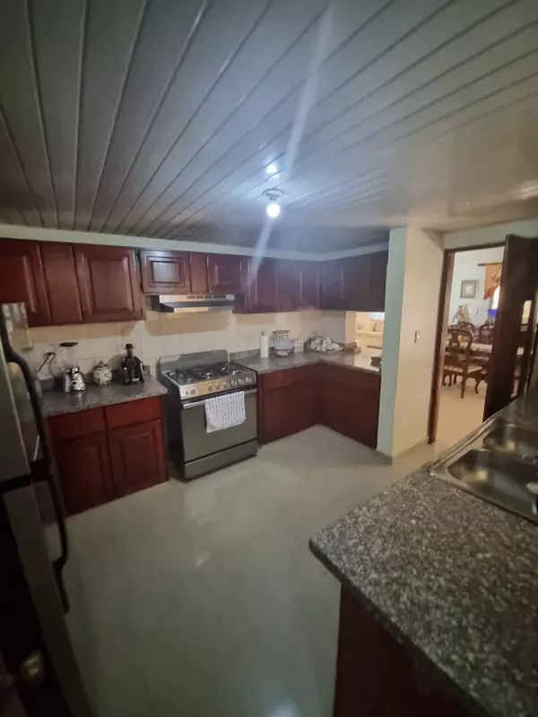 casas - Vendo Casa en el Sector Altos de las praderas2 niveles de 493 mt2.  1