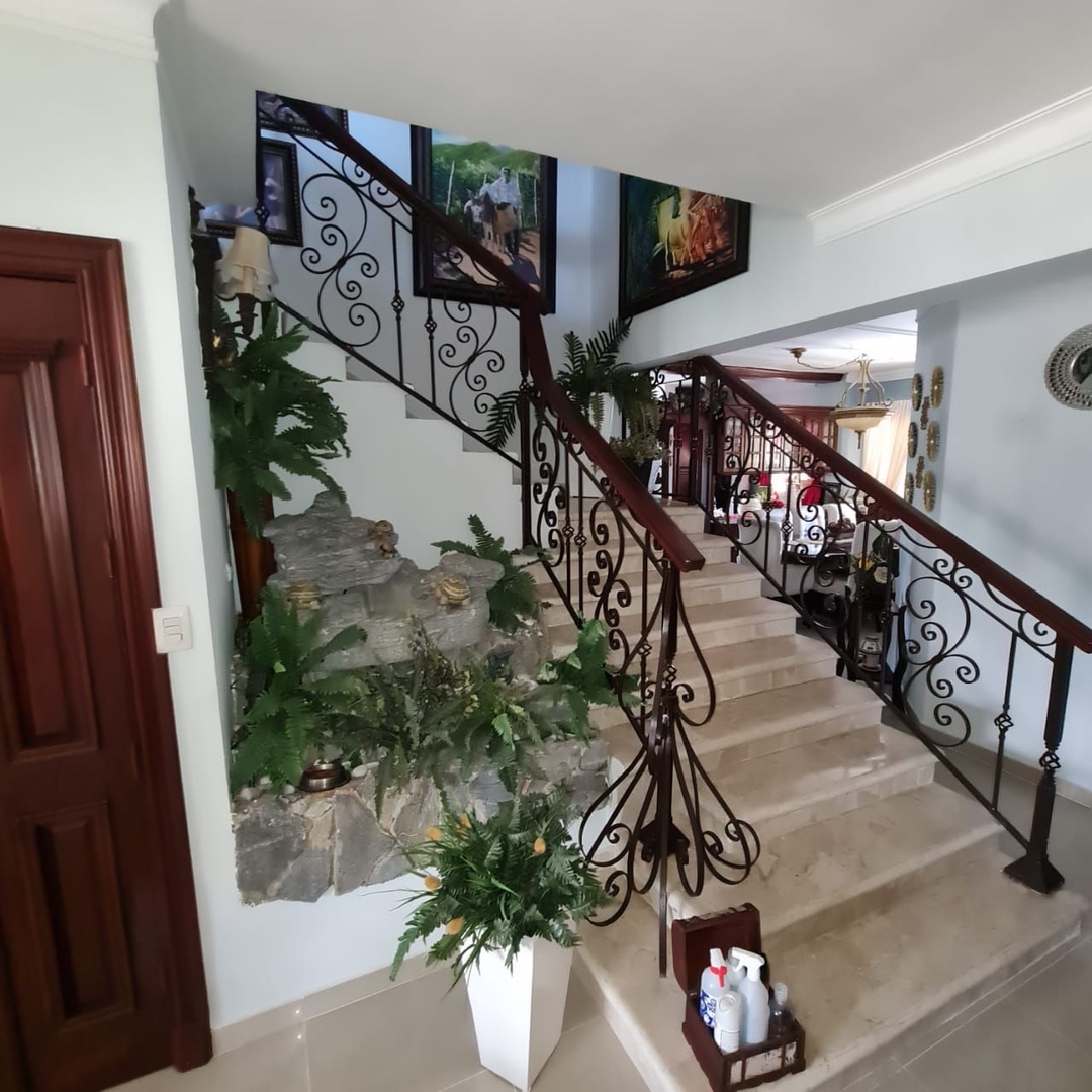 apartamentos - *Vendo pent house de 3 niveles en Alma Rosa 1ra*  *360m2   10.5 millones* 8