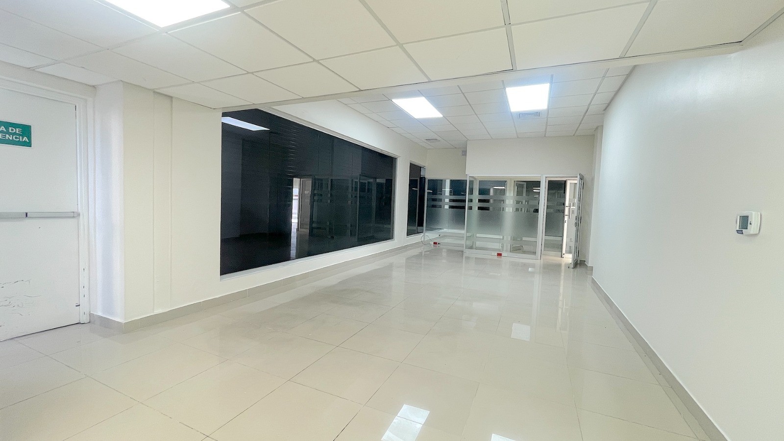 oficinas y locales comerciales - EN ALQUILER LOCAL EN PIANTINI EN PRIMER PISO de 4000m2 con 16 parqueos  0