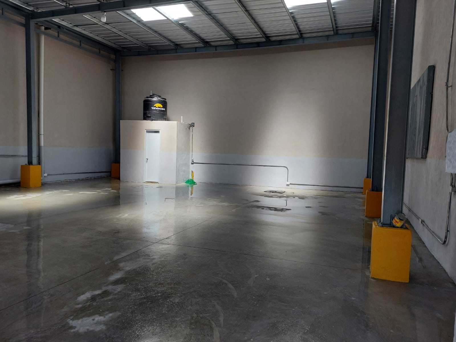 oficinas y locales comerciales - Nave  industrial en Herrera a dos esquina de la Lu 6