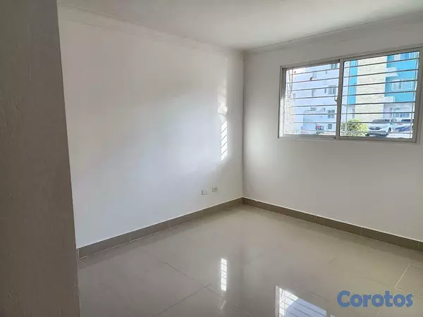 apartamentos - Apartamento en 1er nivel de 3 hab. Con balcón, 2 parqueos y área de servicio 9