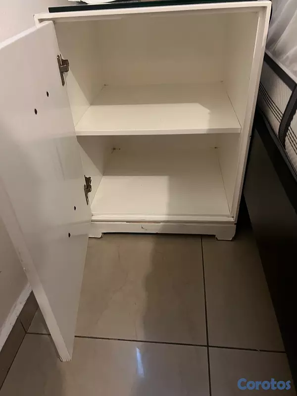 muebles y colchones - Mesita de Noche Blanca Grande Usada 2