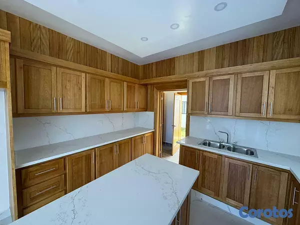 casas - 🏡 Casa de 2 Niveles en Venta – Residencial  6