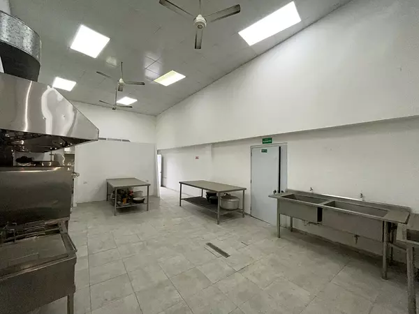 oficinas y locales comerciales - Se vende Local en Brisas de La Charles 1