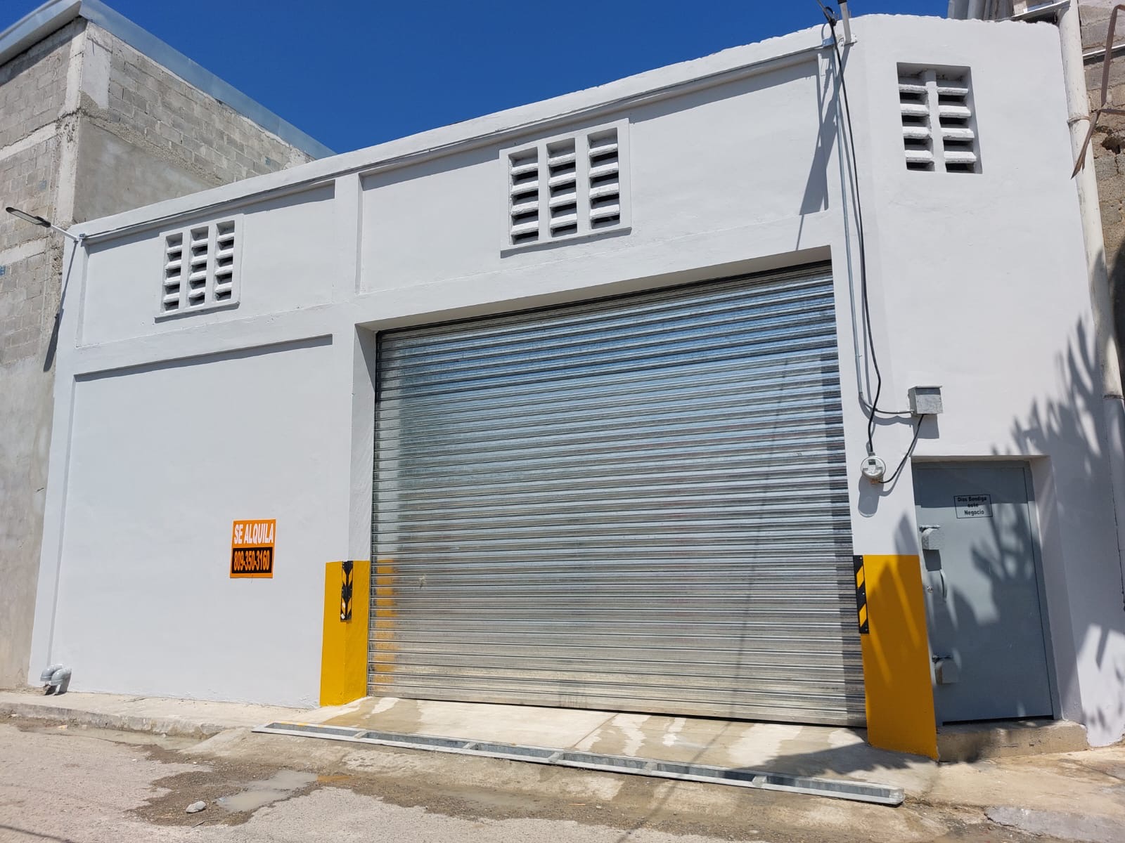 oficinas y locales comerciales - Nave  industrial en Herrera a dos esquina de la Lu 3