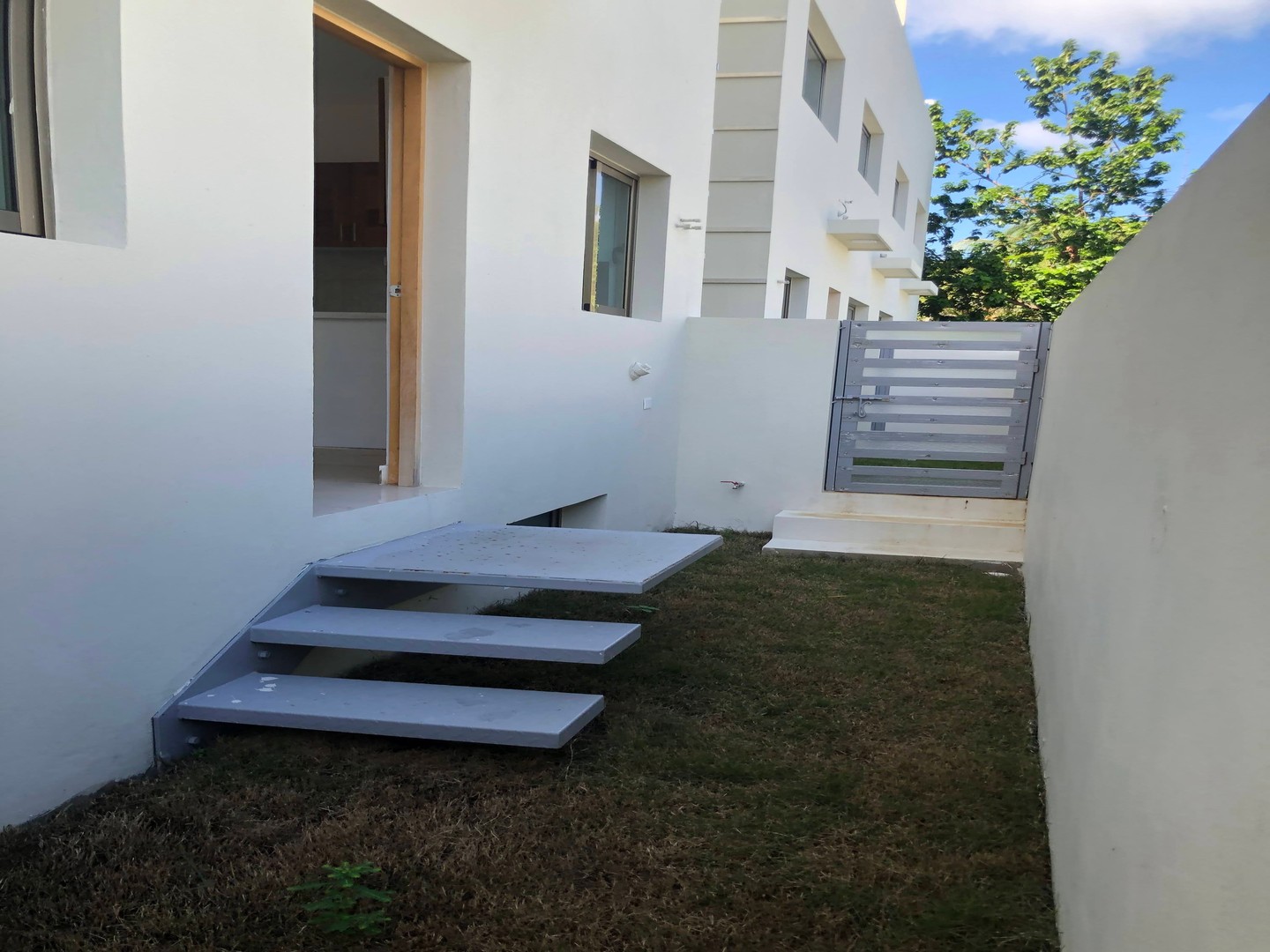 casas - TOWNHOUSE En venta En Colinas de Los Rios 3 niveles 3 habitaciones 2 parqueos Zo