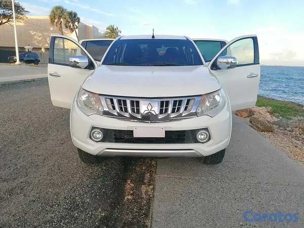 jeepetas y camionetas - Camioneta Mitsubishi L 200 10