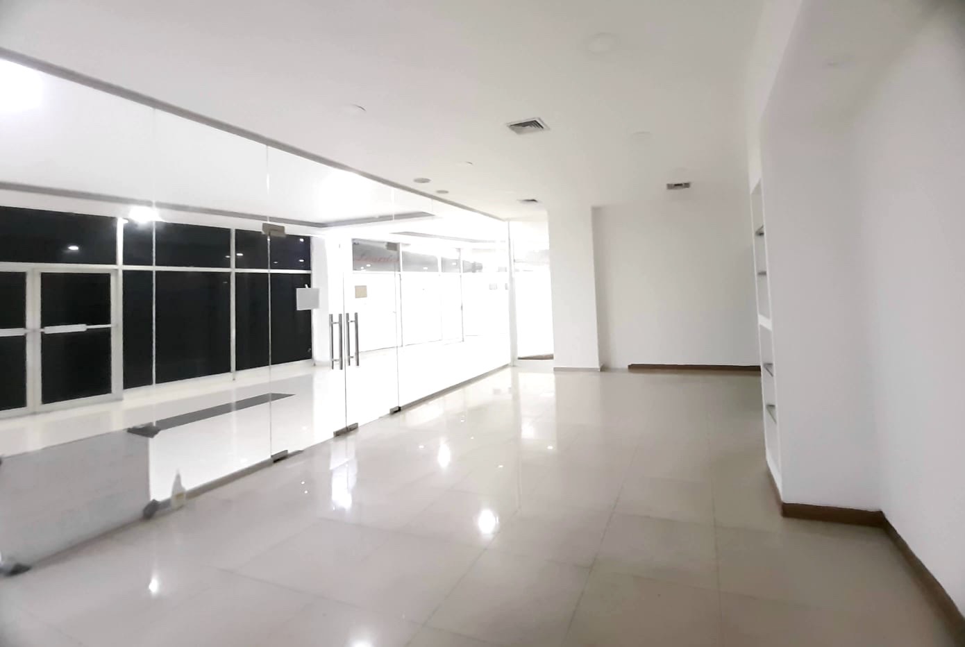 oficinas y locales comerciales - Local céntrico en Naco 7