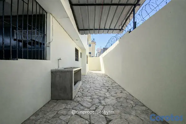 casas - Venta de Amplia Casa de 2 niveles en Miramar – Av. Independencia 18