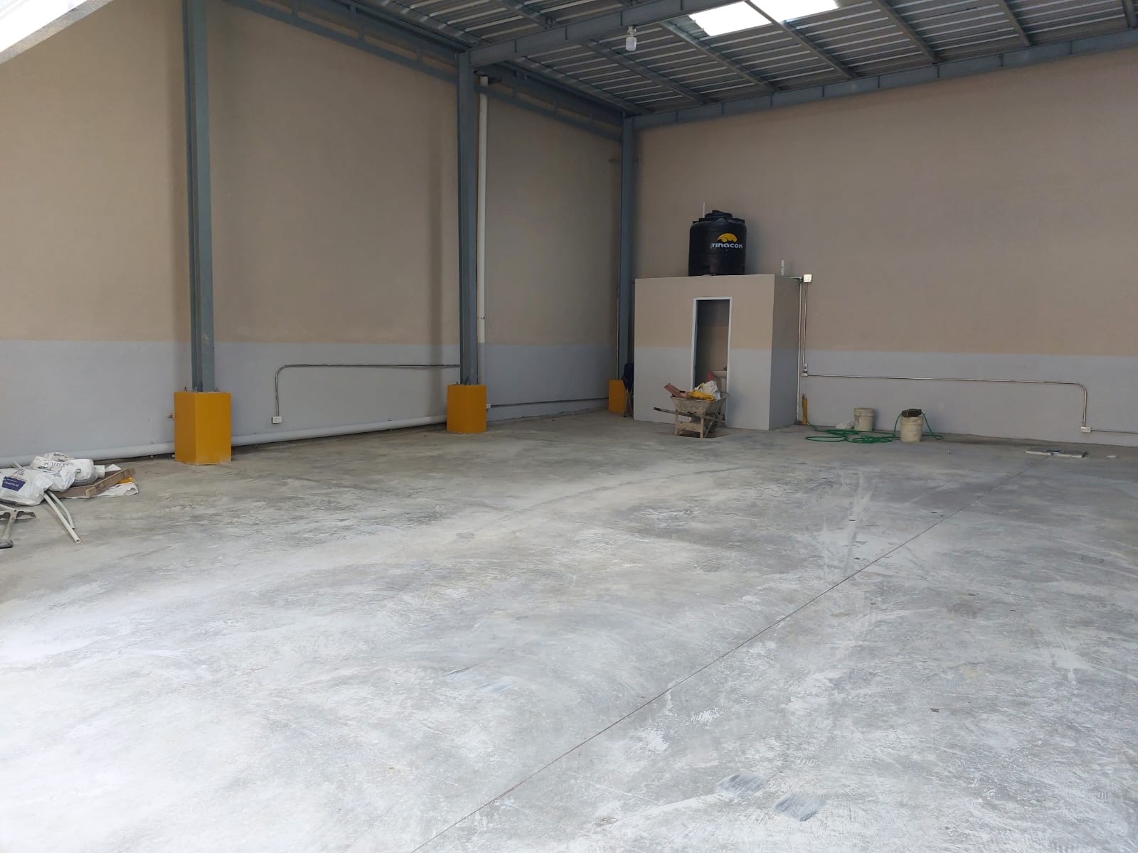 oficinas y locales comerciales - Nave  industrial en Herrera a dos esquina de la Lu 4