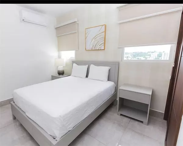 apartamentos - Piso alto de venta amueblado en La Esmeralda 2