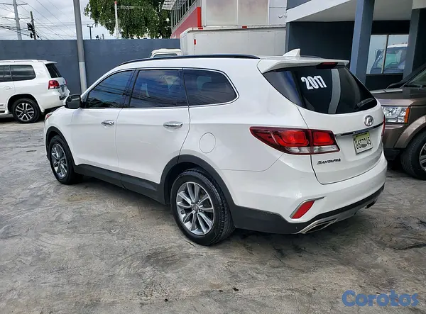 jeepetas y camionetas - Hyundai Santa Fe SE 2017 3