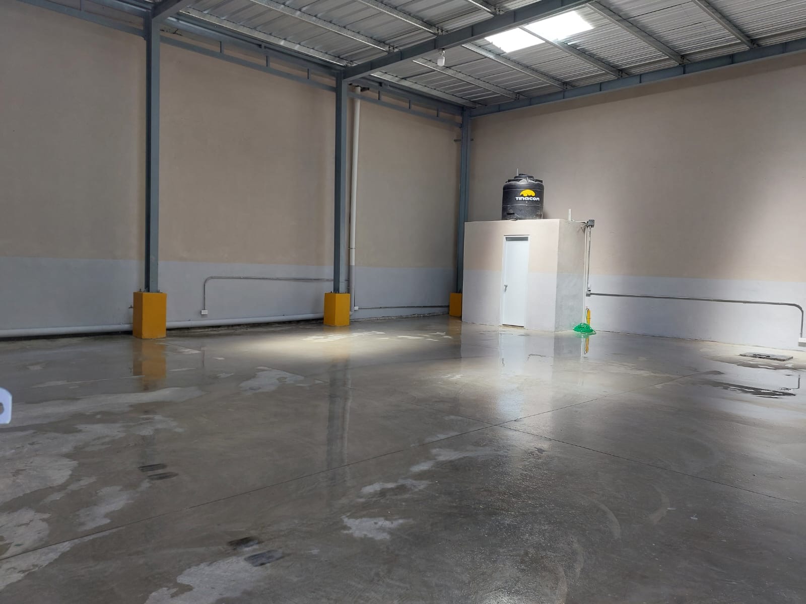 oficinas y locales comerciales - Nave  industrial en Herrera a dos esquina de la Lu 5