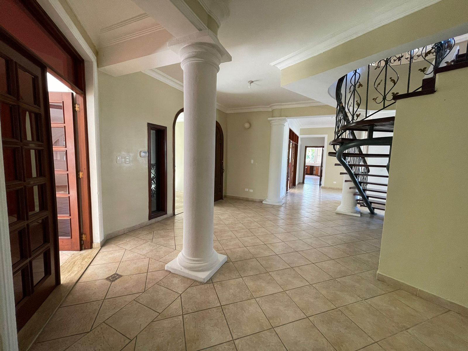 casas - VENDO Hermosa Mansión De 3 Niveles En Los Rios 6