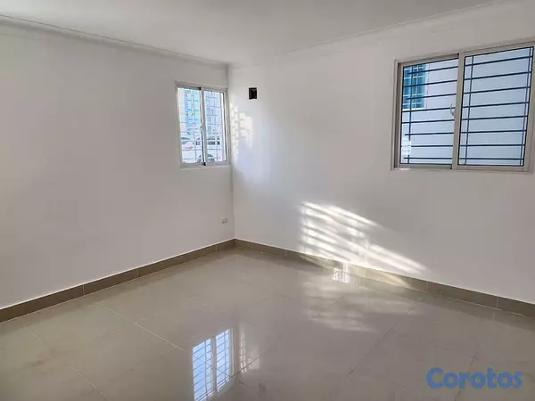 apartamentos - Apartamento en 1er nivel de 3 hab. Con balcón, 2 parqueos y área de servicio 8