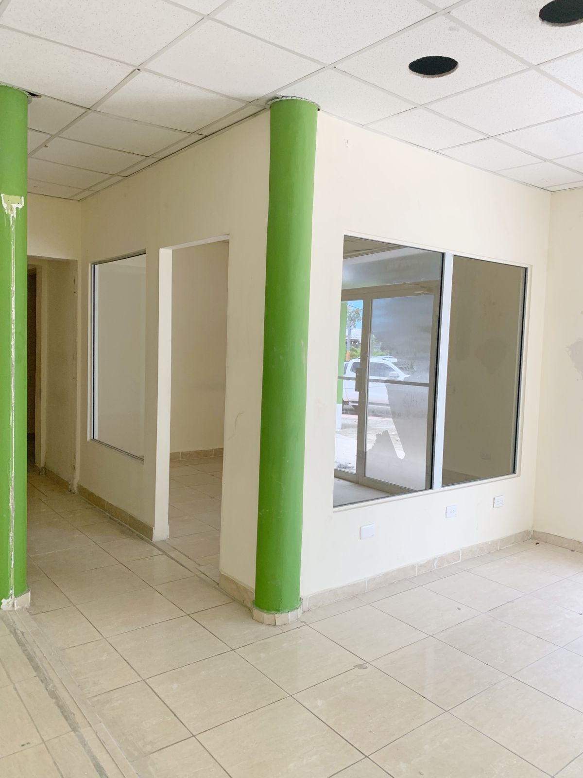 oficinas y locales comerciales - Alquiler local esquinero en Gazcue  1