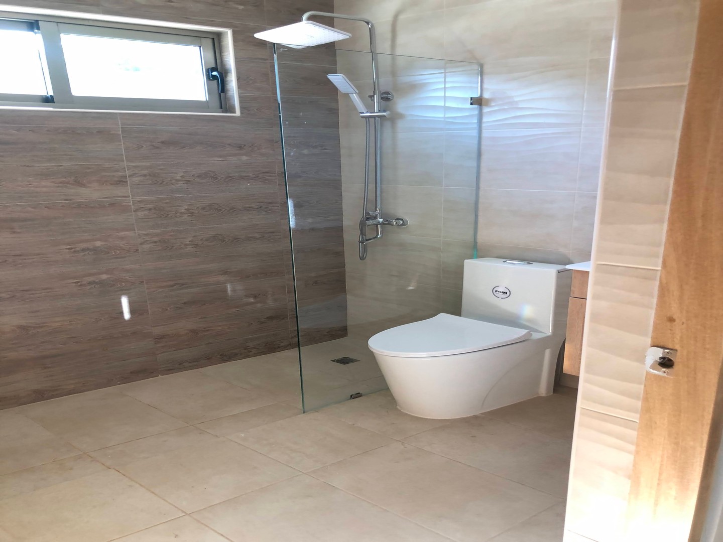 casas - TOWNHOUSE En venta En Colinas de Los Rios 3 niveles 3 habitaciones 2 parqueos Zo 4