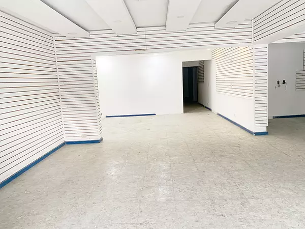 oficinas y locales comerciales - Local céntrico en primer nivel  5