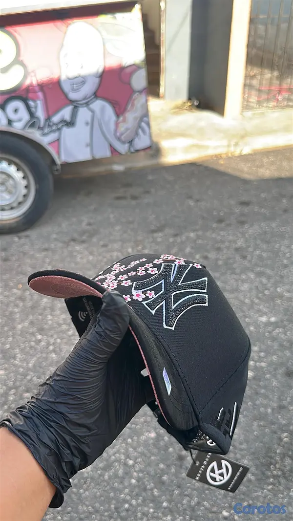 ropa para hombre - Gorra Original New Era NY Sakura Negra 🌸🖤 3