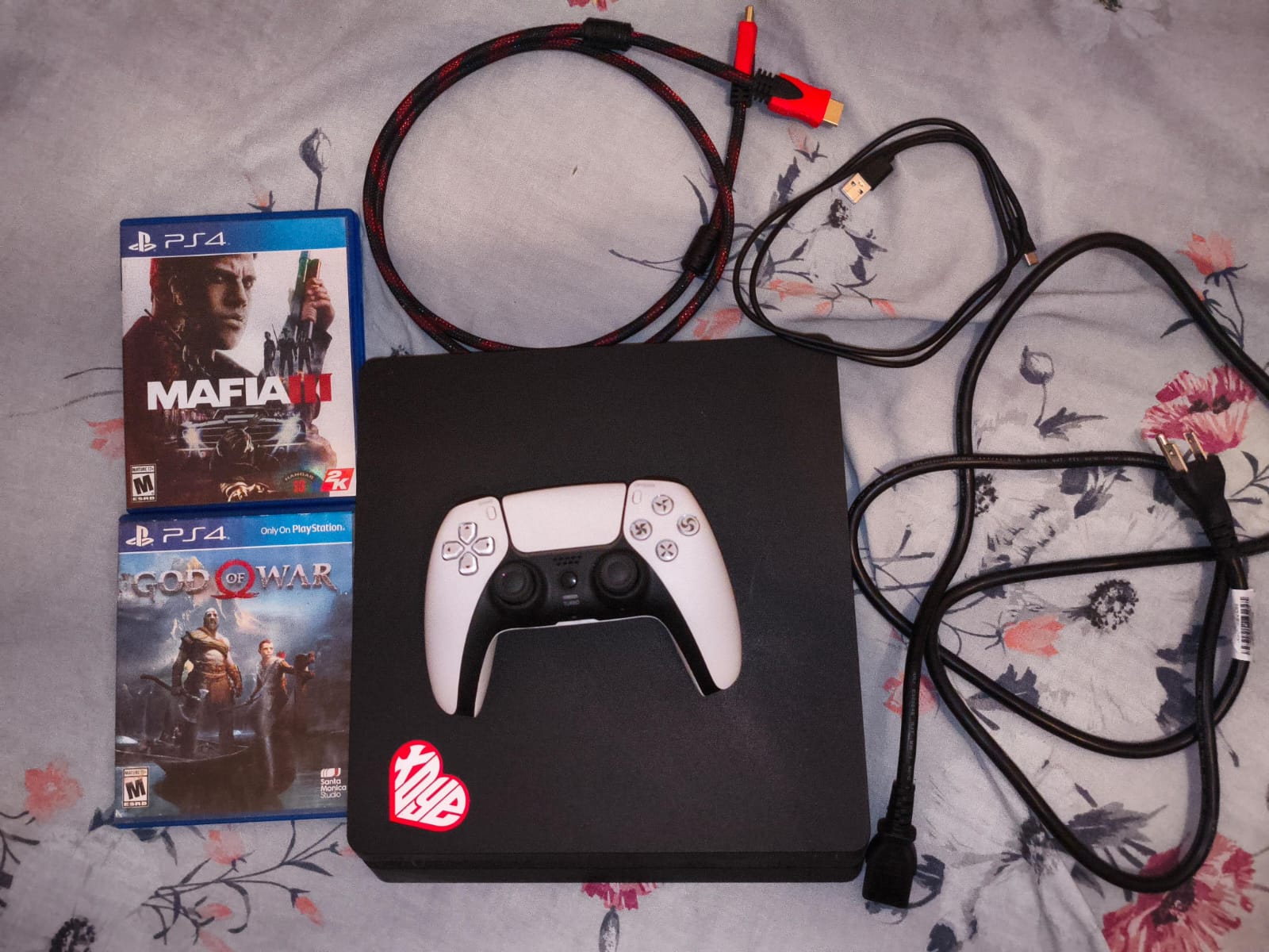 consolas y videojuegos - ps4 Slim con 2 juegos disponibles 1 control de ps5 todos sus cables nuevos 