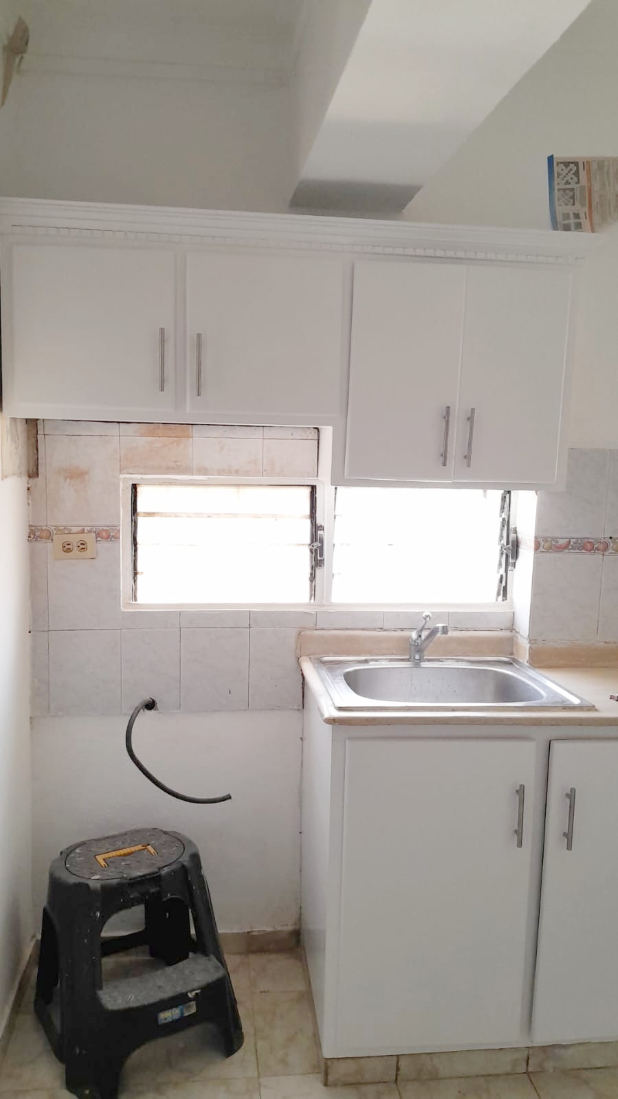 muebles y colchones - Cocina en blanco pequeña 