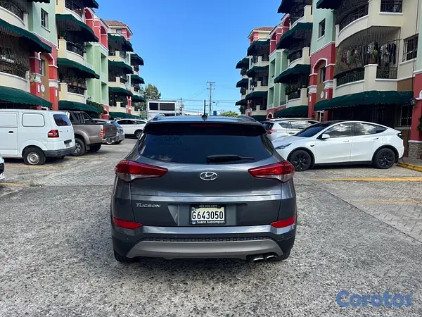 jeepetas y camionetas - Hyunda tucson 4*2 año 2017 8