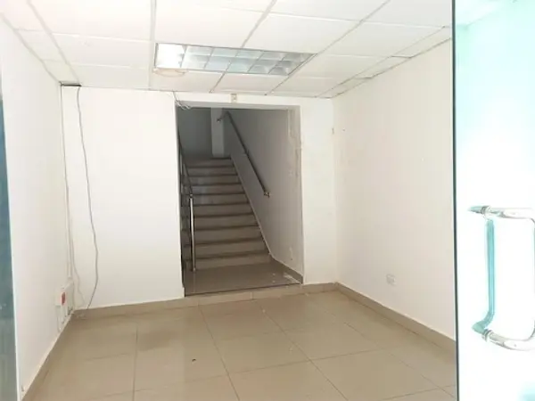 oficinas y locales comerciales - Local en la Esperilla céntrico y amplio  7