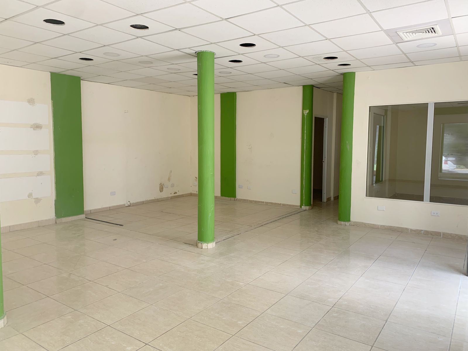 oficinas y locales comerciales - Alquiler local esquinero en Gazcue  3