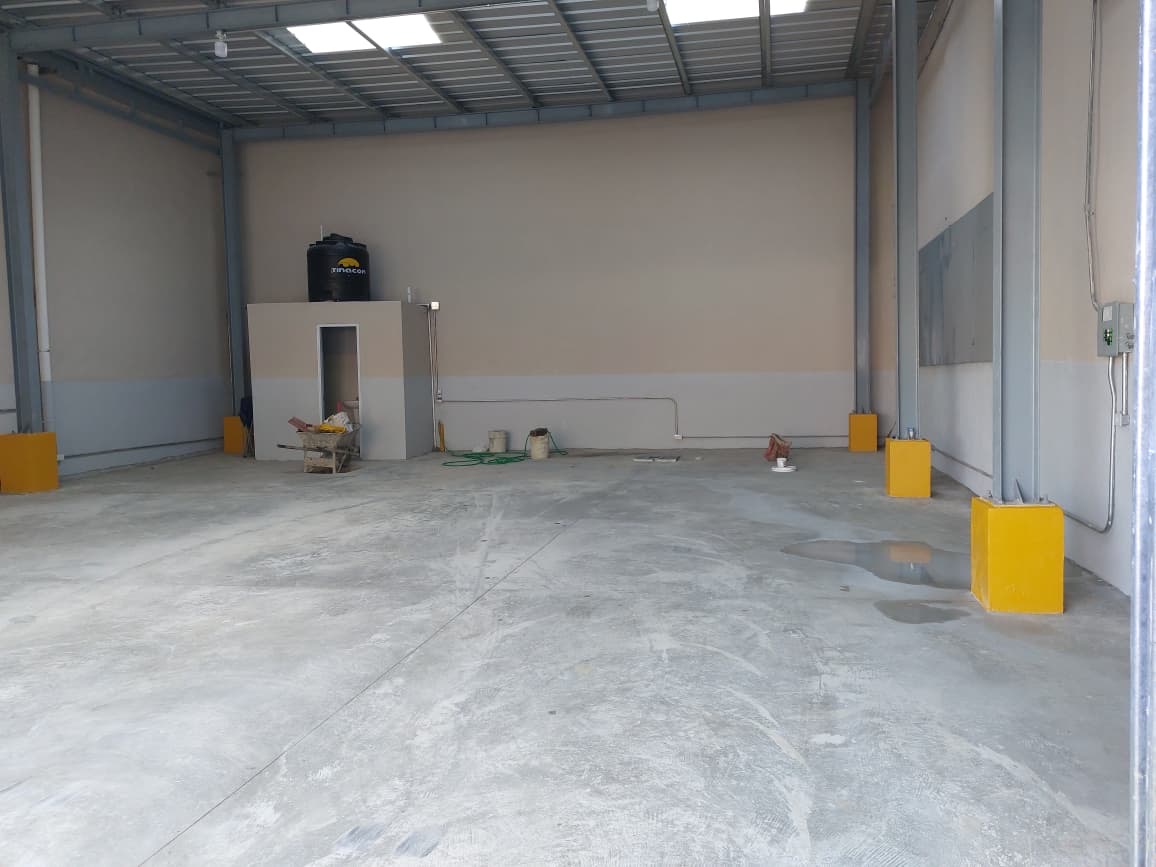 oficinas y locales comerciales - Nave  industrial en Herrera a dos esquina de la Lu 8