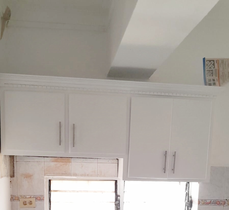 muebles y colchones - Cocina en blanco pequeña  1