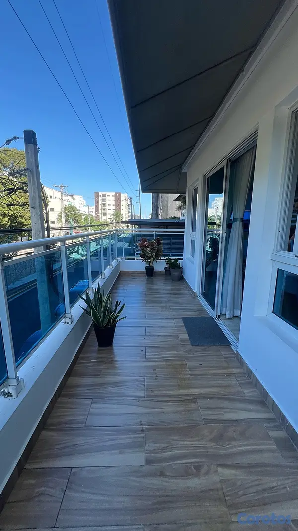 apartamentos - Amplio apartamento con terraza 
de dos habitaciones 
 
 7