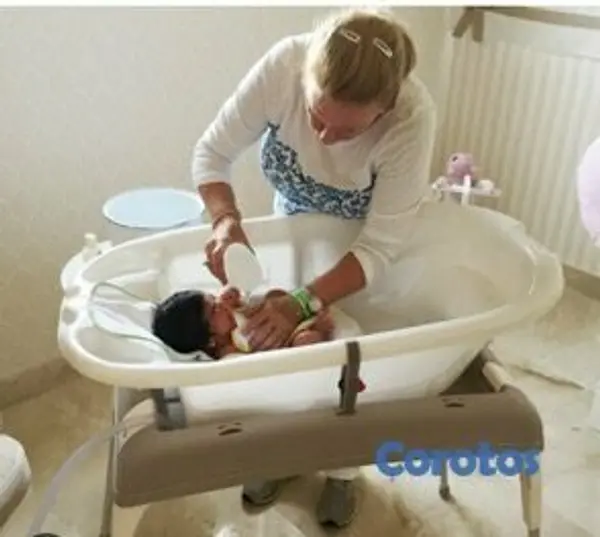 cuidado y nutricion - Vendo bañera con soporte para bañar Bebe marca Ok Baby precio negociable 8