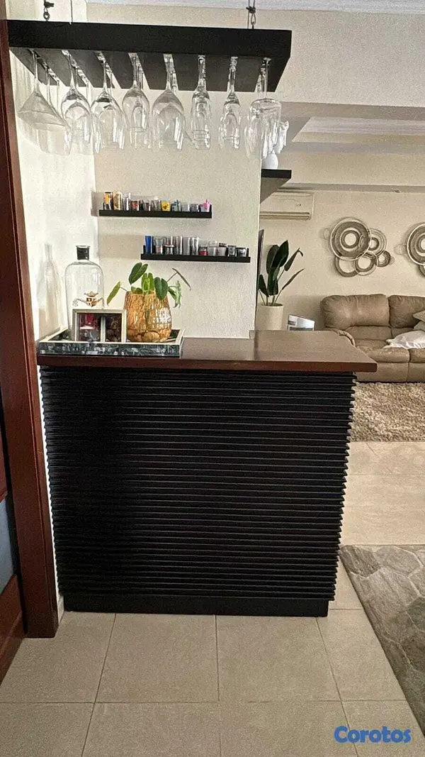 muebles y colchones - Bar de madera compacto con porta copas moderno 1