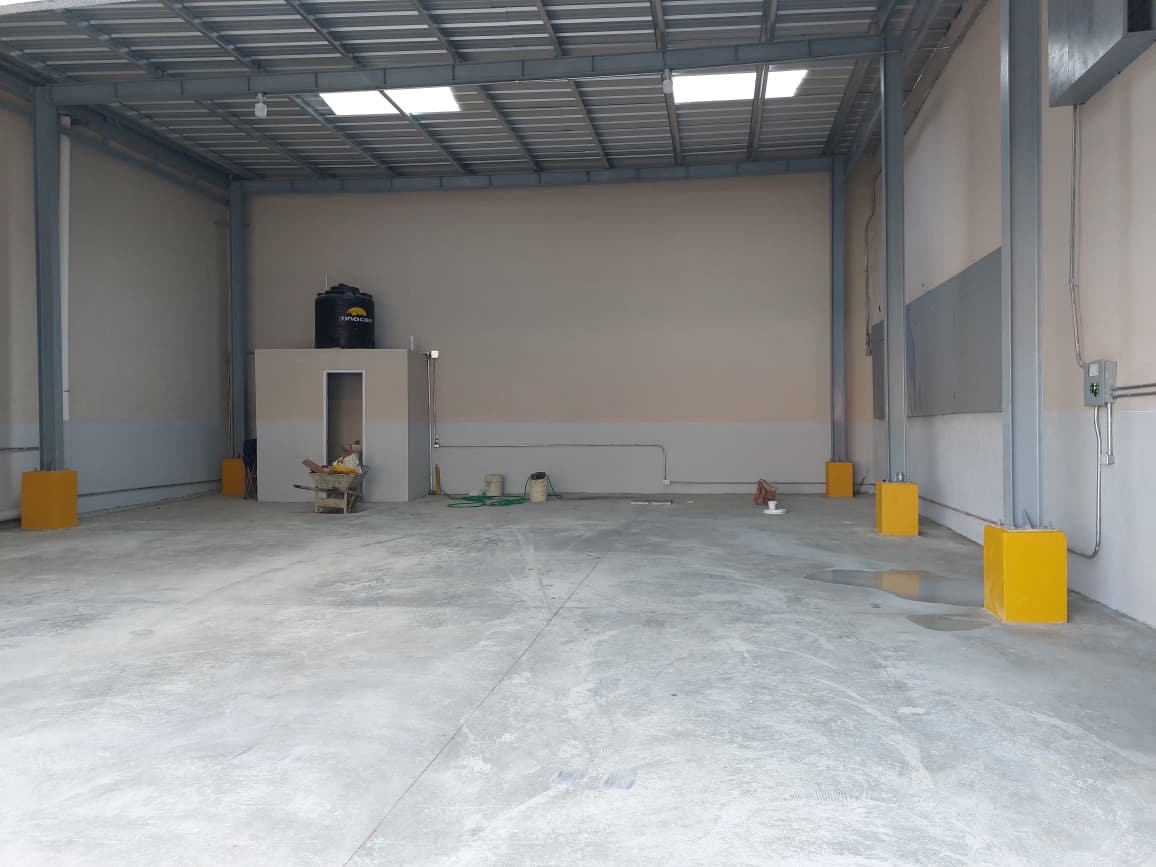 oficinas y locales comerciales - Nave  industrial en Herrera a dos esquina de la Lu 9