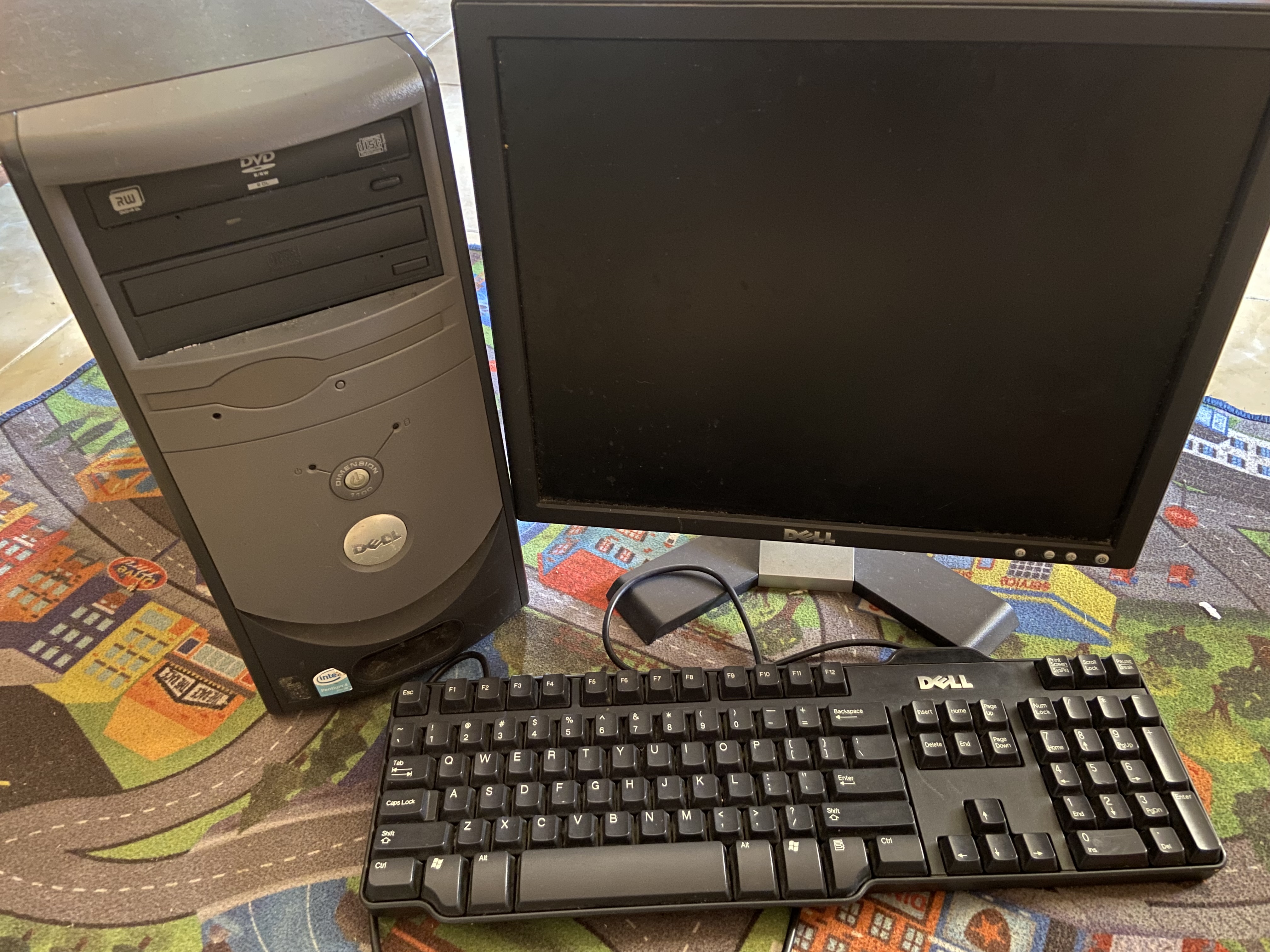 computadoras y laptops - Se vende computadora de Marca DELL y biblioteca…..