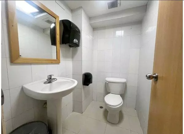 oficinas y locales comerciales - Local céntrico en Piantini 6