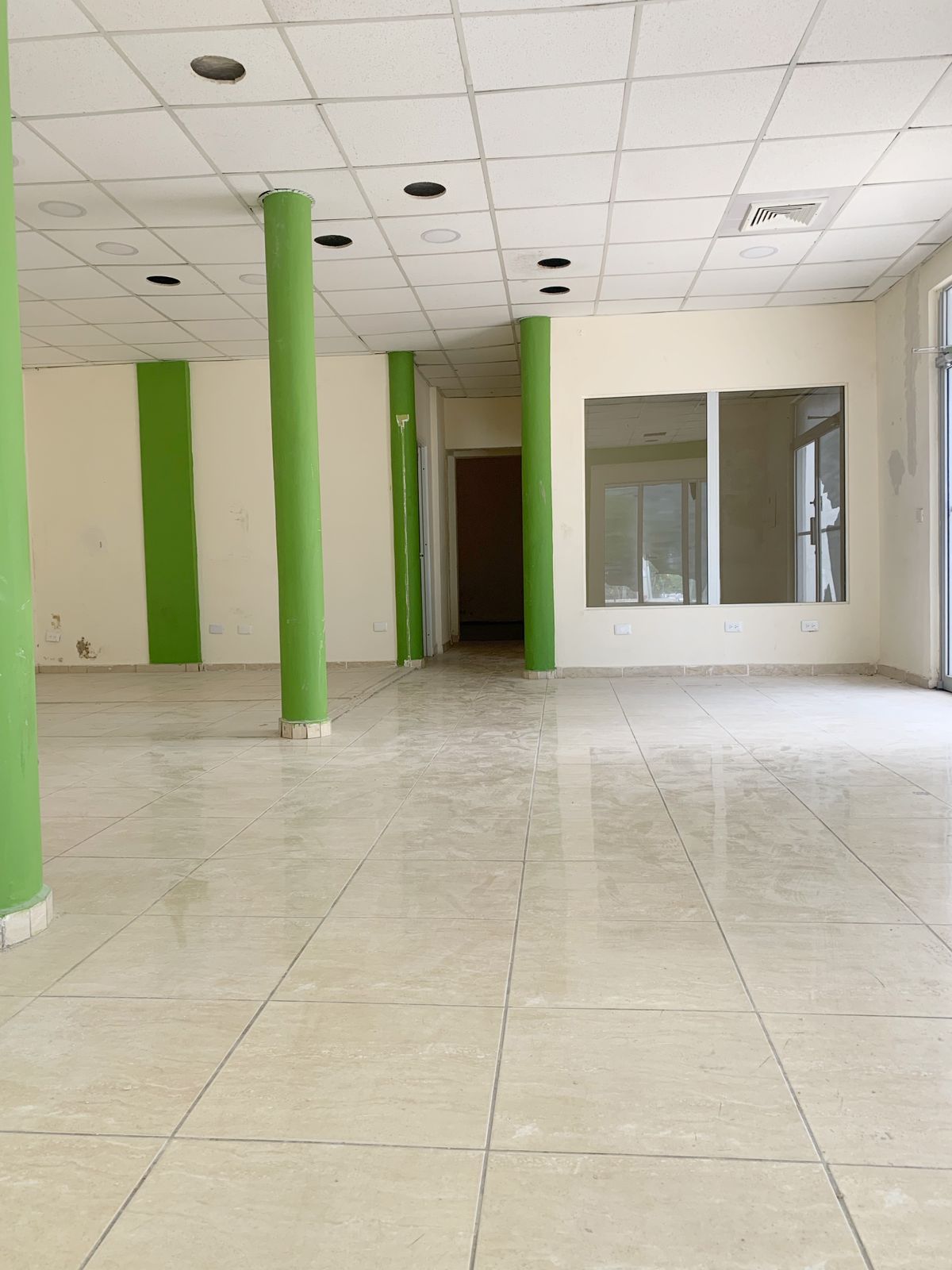oficinas y locales comerciales - Alquiler local esquinero en Gazcue  6