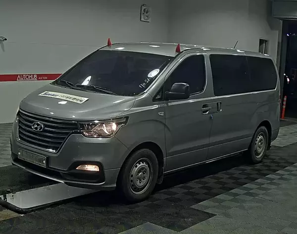 jeepetas y camionetas - HYUNDAI GRAND STAREX 2019 GRIS DIESEL 2