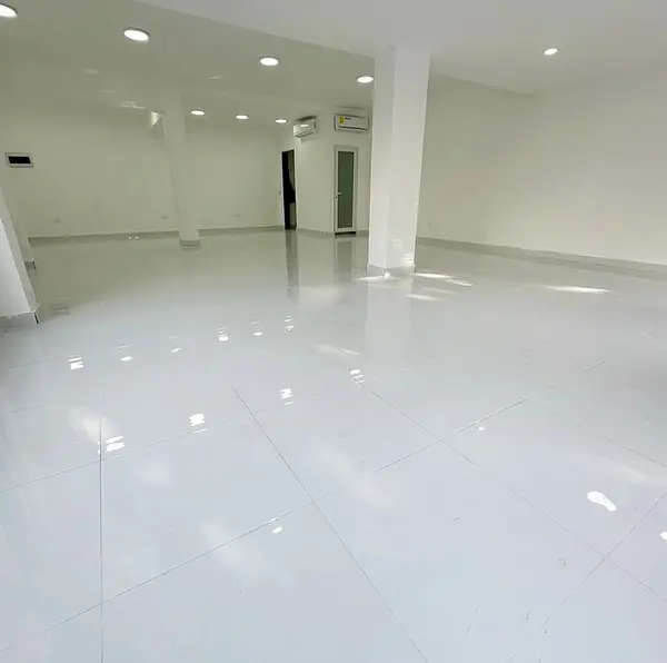 oficinas y locales comerciales - Local céntrico en Primer nivel  7