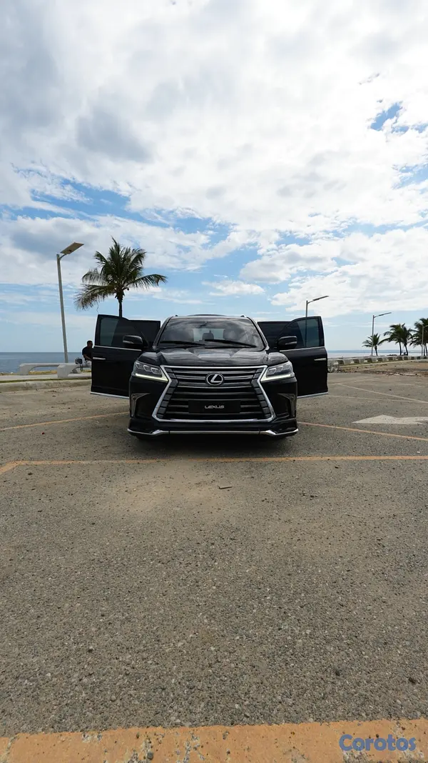 jeepetas y camionetas - Lexus LX 570 2016 135,000km en excelentes condicio 13