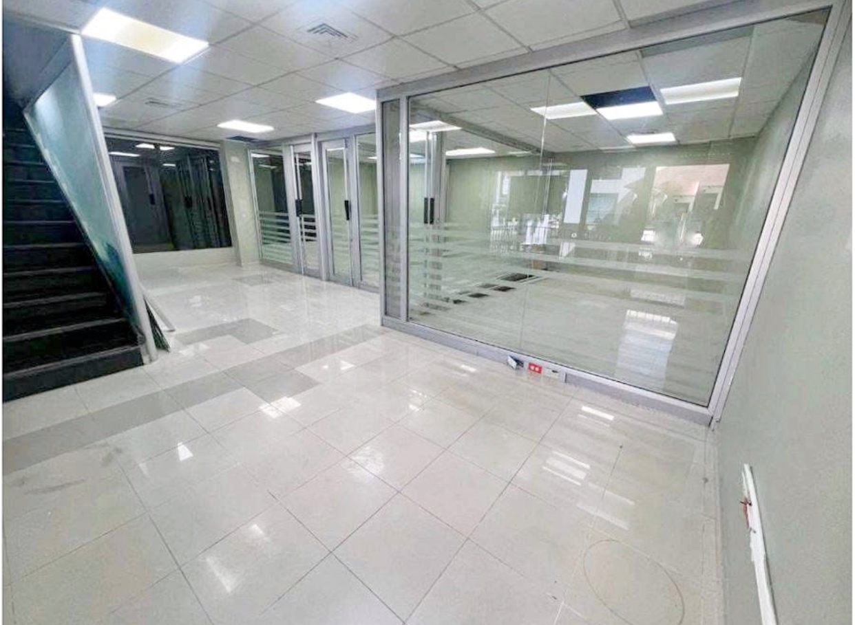 oficinas y locales comerciales - Local céntrico en Piantini 2