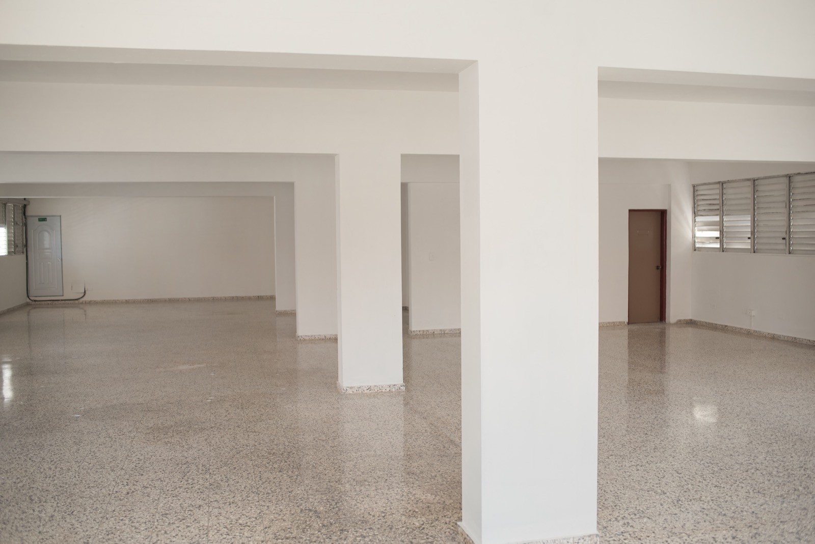 oficinas y locales comerciales - Alquilo Local 2do piso 250 mts en la 27 febrero Ens. Quisqueya 
 2