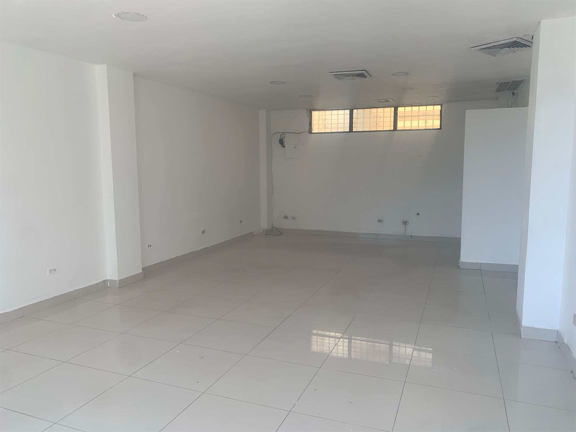 oficinas y locales comerciales - Local en Piantini buena ubicación  1