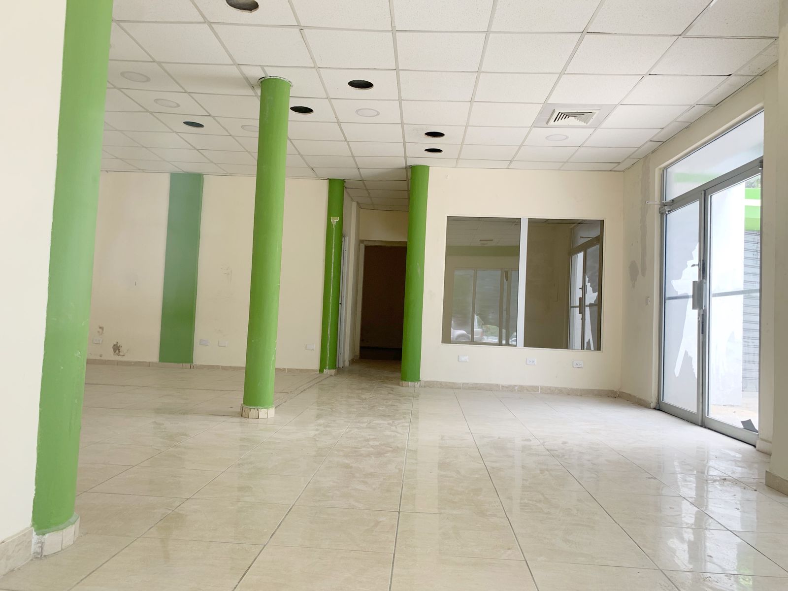 oficinas y locales comerciales - Alquiler local esquinero en Gazcue  6